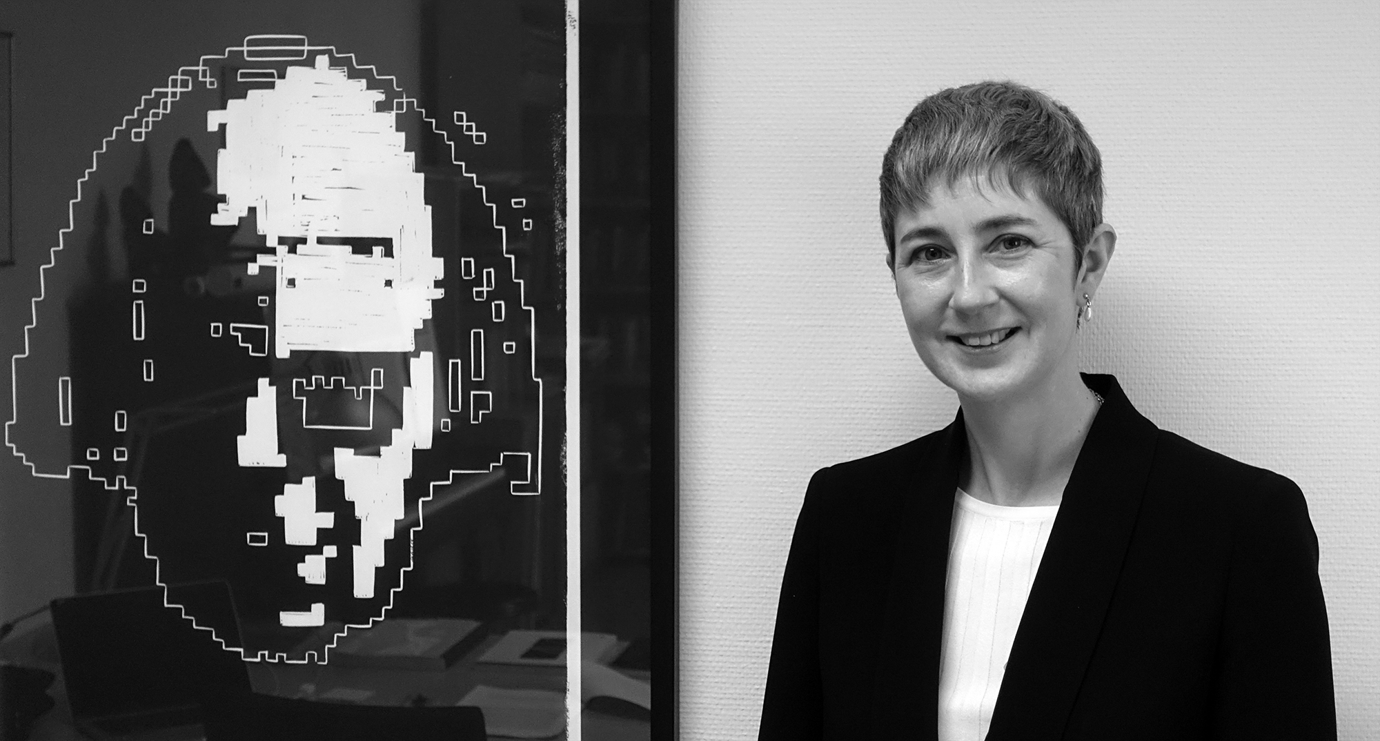 Darla Crispin foran vegg med kunstverk av Arne Nordheim