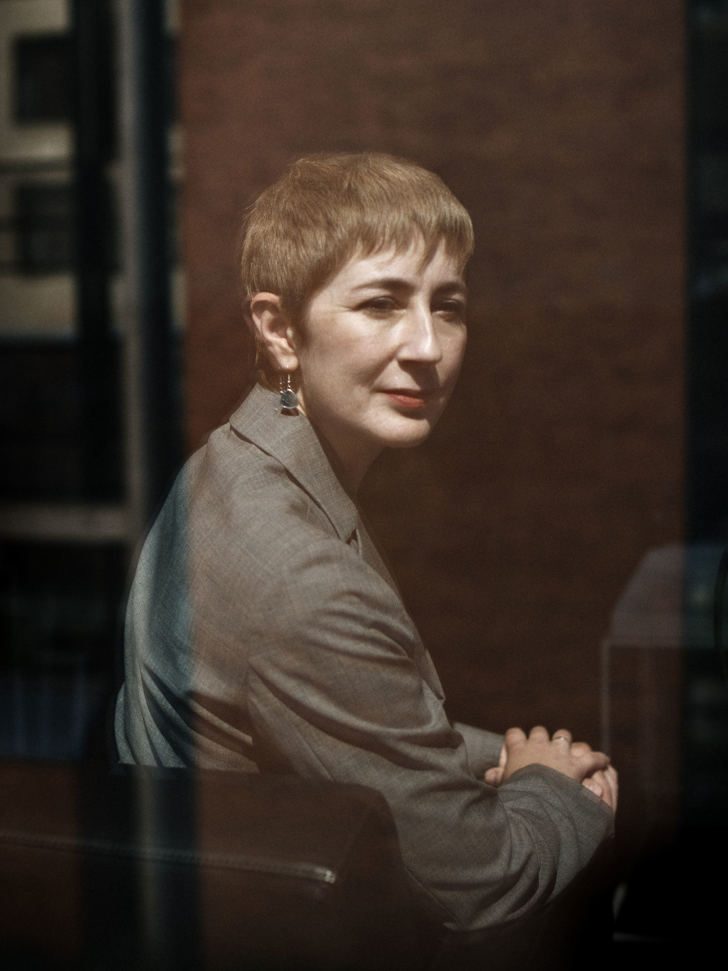 Darla Crispin sitter i sofa.