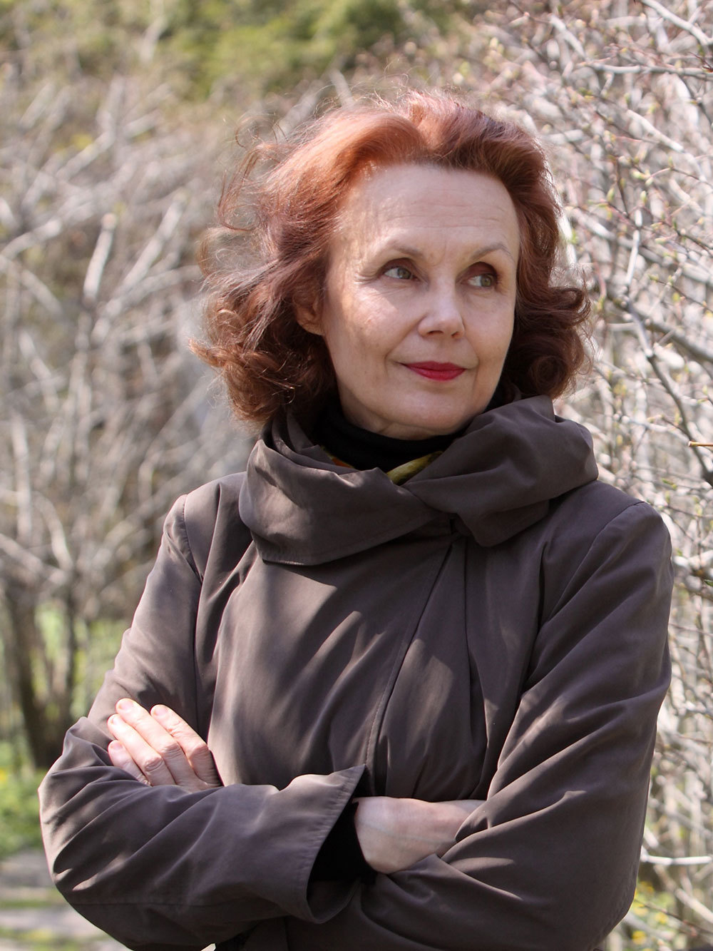 Kaija Saariaho står blant visne trær