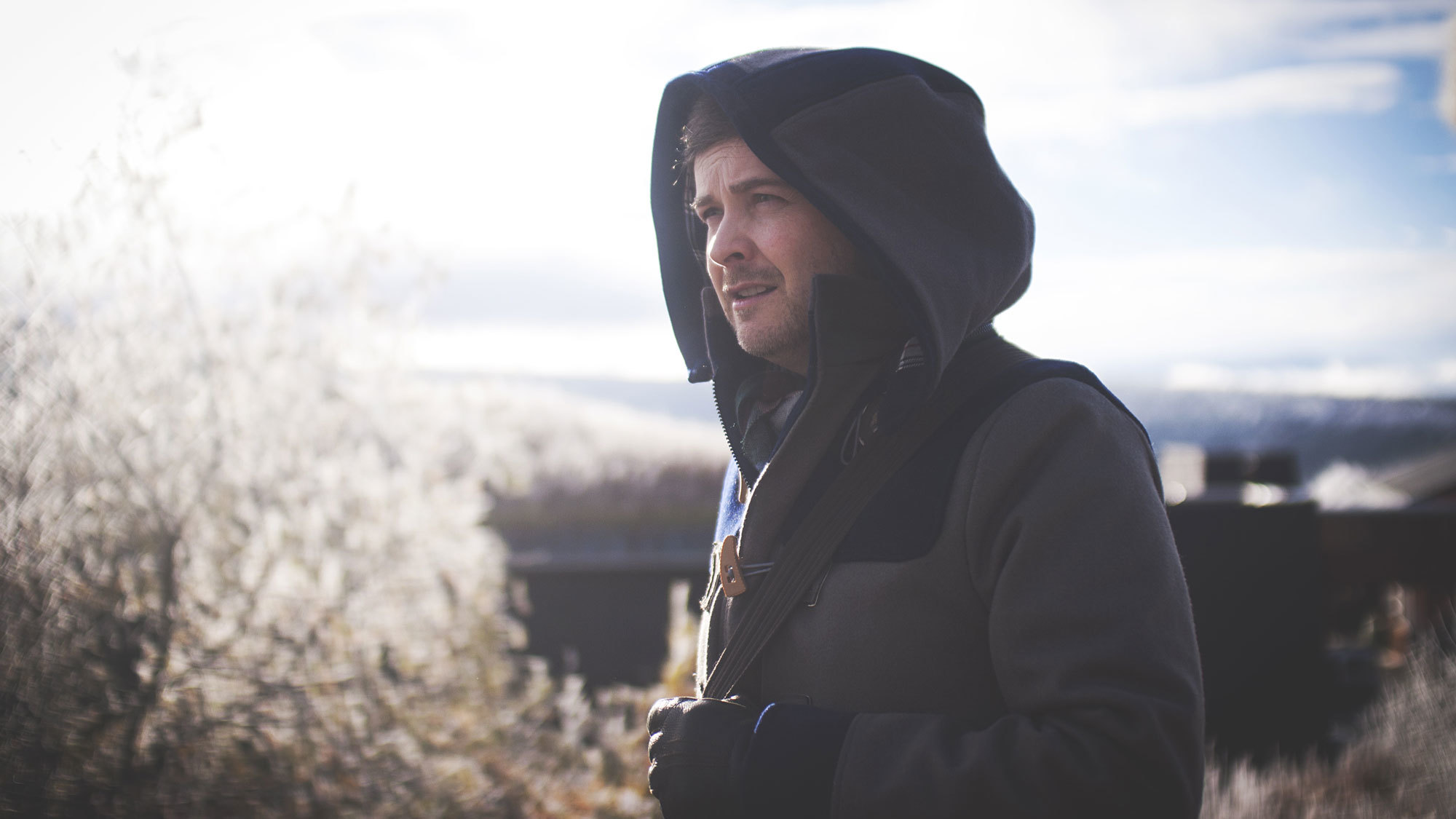 Tor Espen Aspaas ute i kulda, med hette på