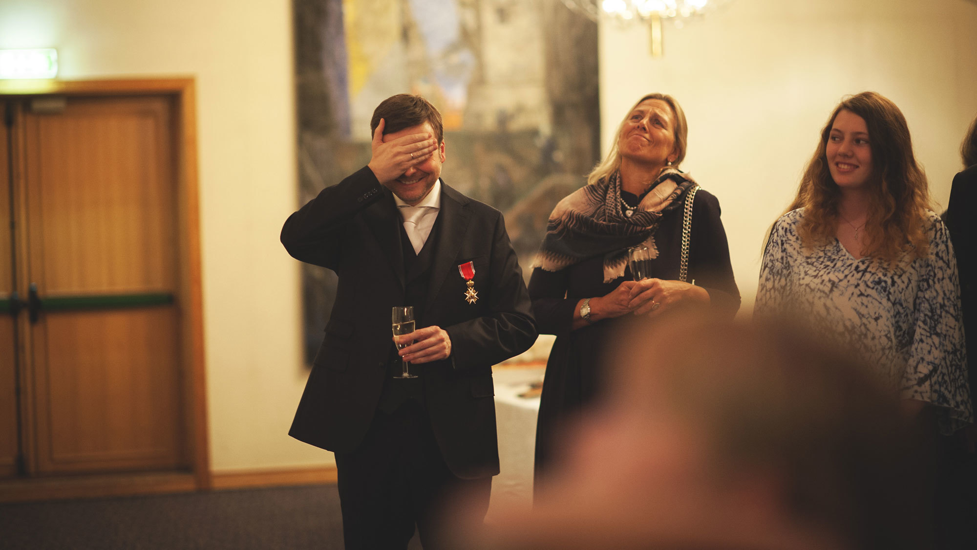 Tor Espen Aspaas holder seg til ansiktet i øyeblikket han blir slått til ridder