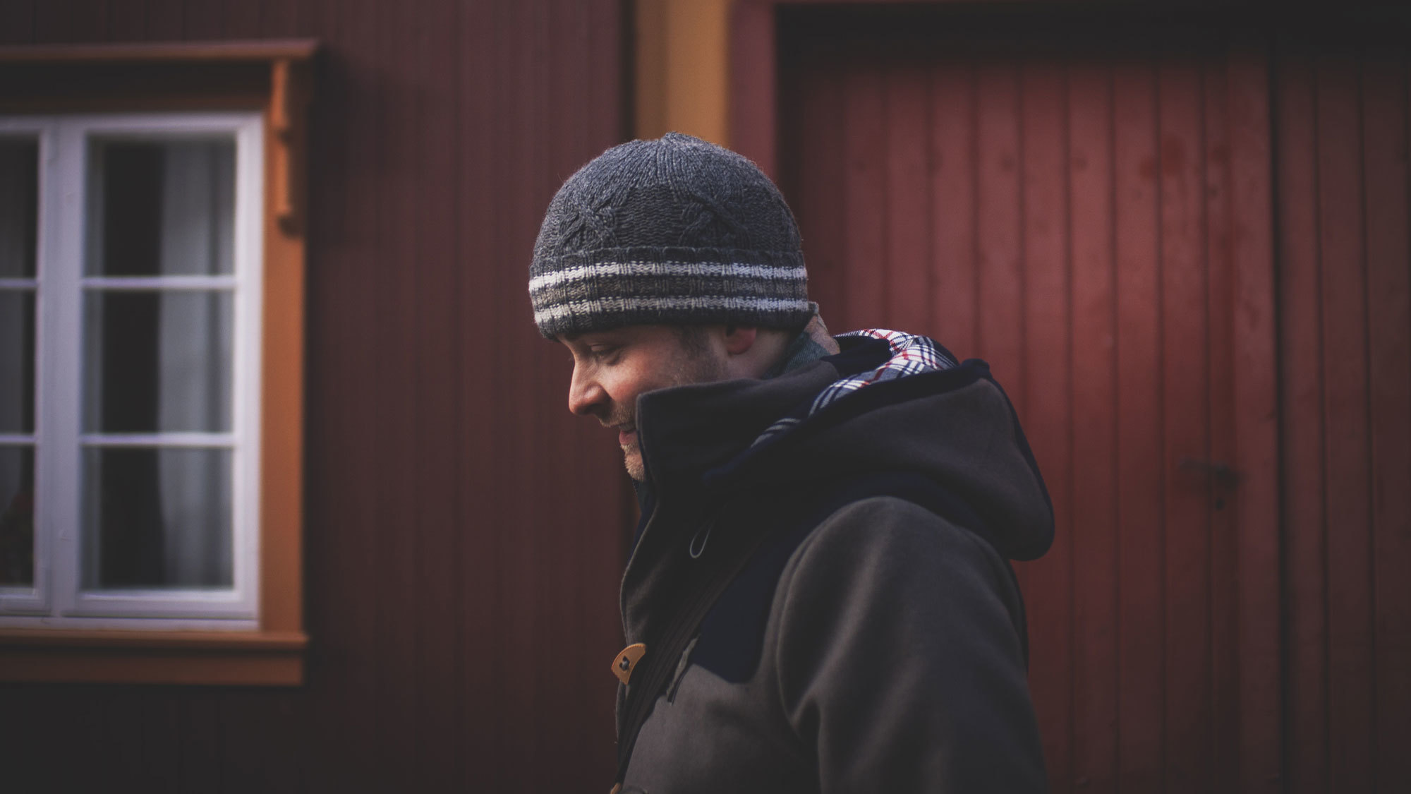 Tor Espen Aspaas foran rødt trehus