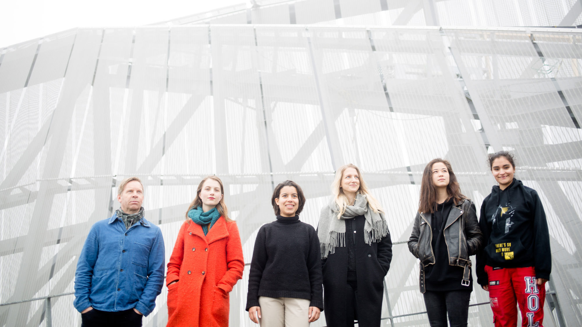 Deltakerne i Rune Rebnes Jentekomposisjonsprosjekt foran bro