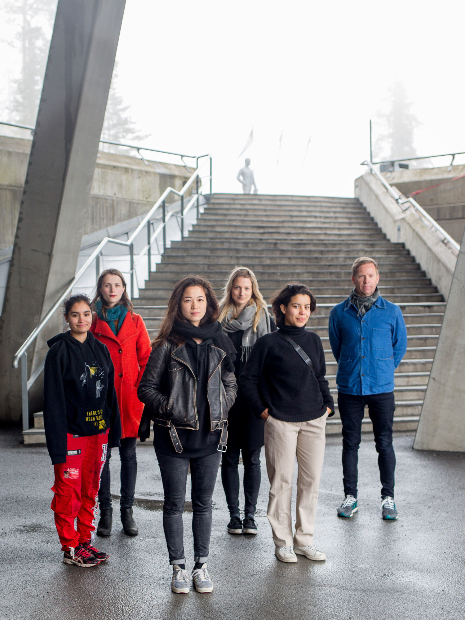 Deltakerne i Rune Rebnes Jentekomposisjonsprosjekt foran trapp