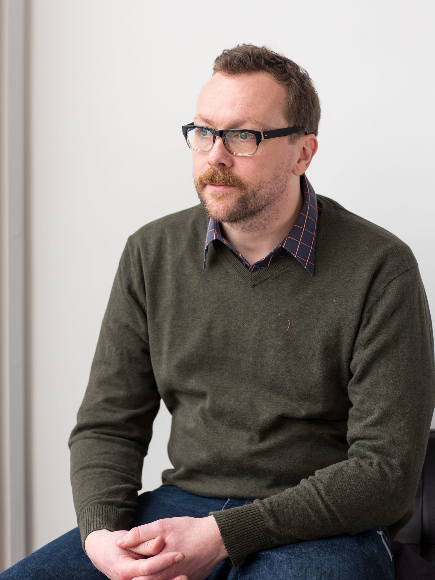 Bjørn Erik Haugen sitter i sofa