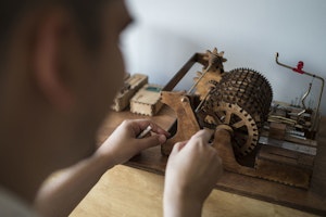 Koka Nikoladze jobber med en av sine hjemmelagde mekaniske instrumenter