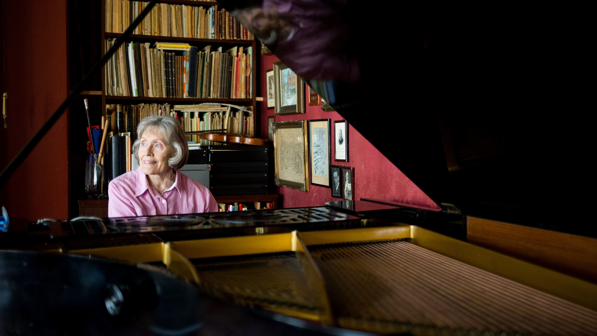 Liv Glaser spiller på flygel i Lallakroken