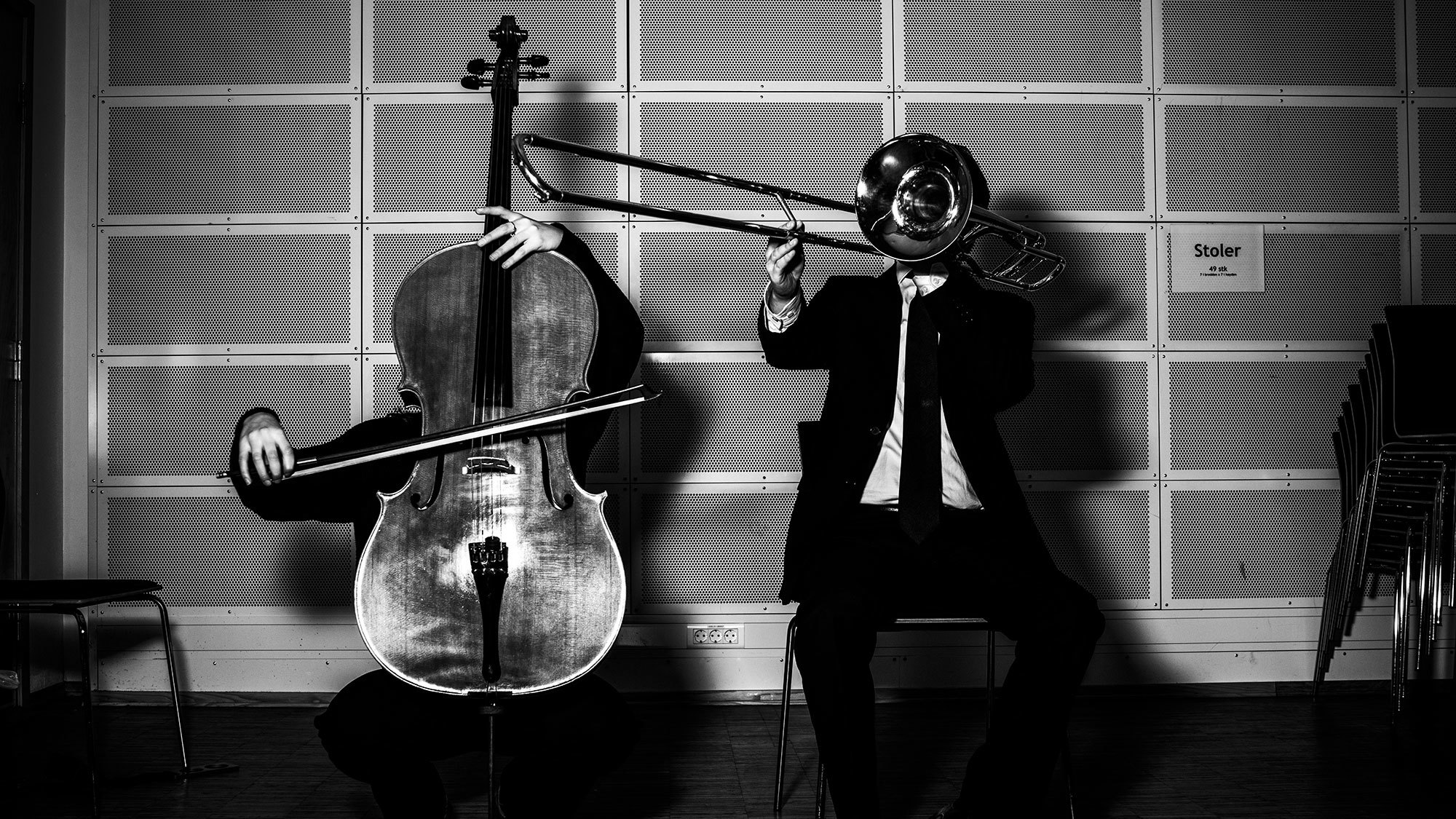 Cellist og trombonist med instrumentene foran ansiktet