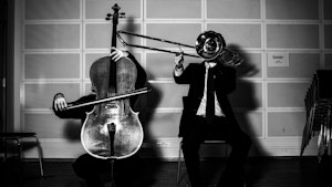 Cellist og trombonist med instrumentene foran ansiktet