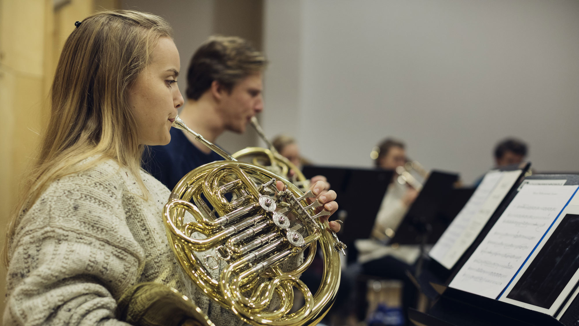 Tone Langsrud spiller horn