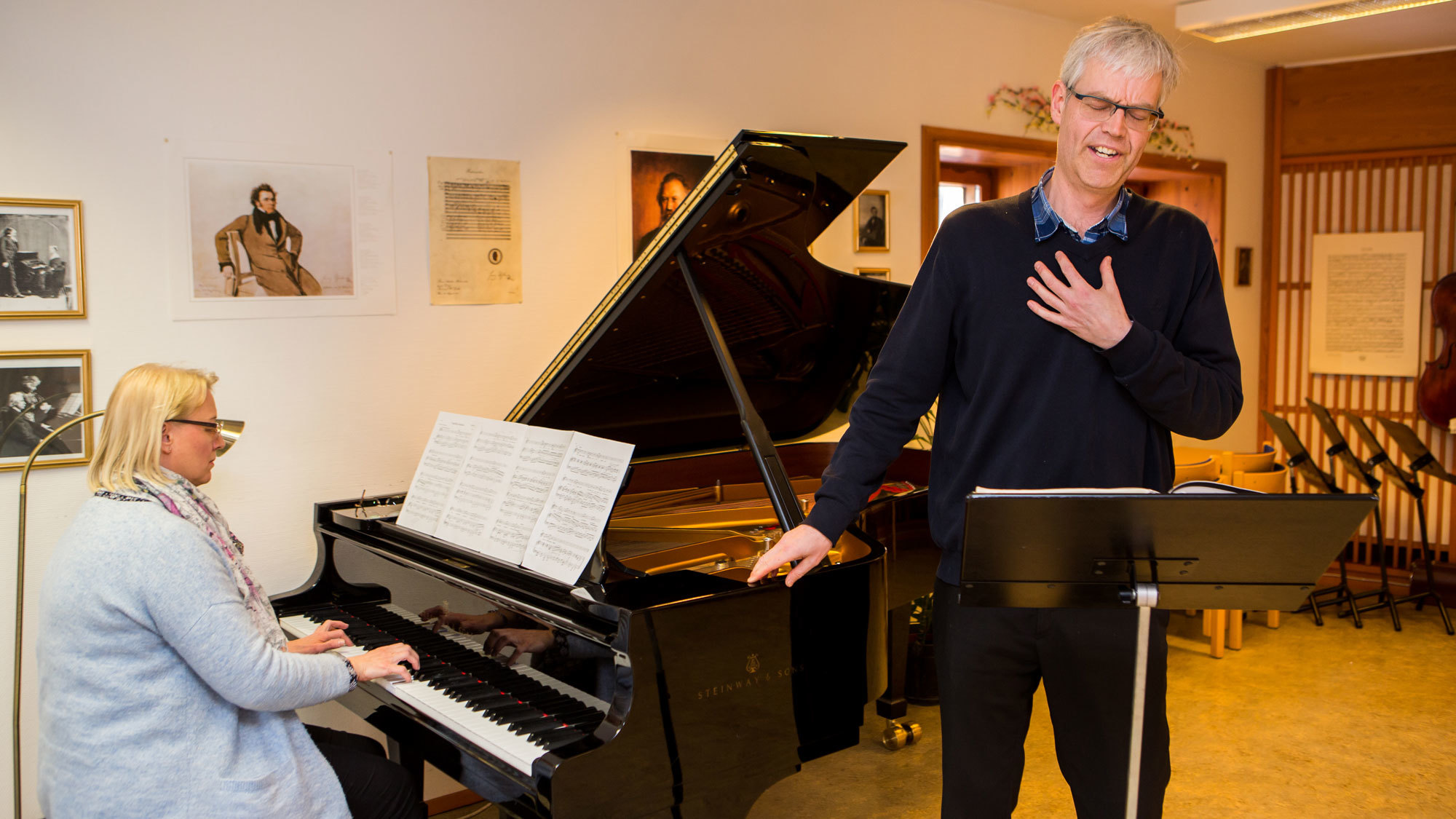 Are Sandbakken synger med akkompagnatør Kristin Fossheim