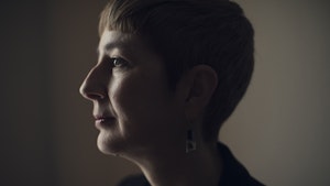 Portrettbilde av Darla Crispin i profil
