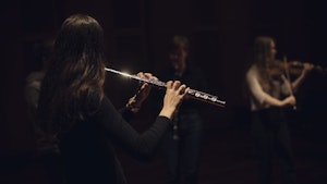 Fløytist spiller i Levinsalen