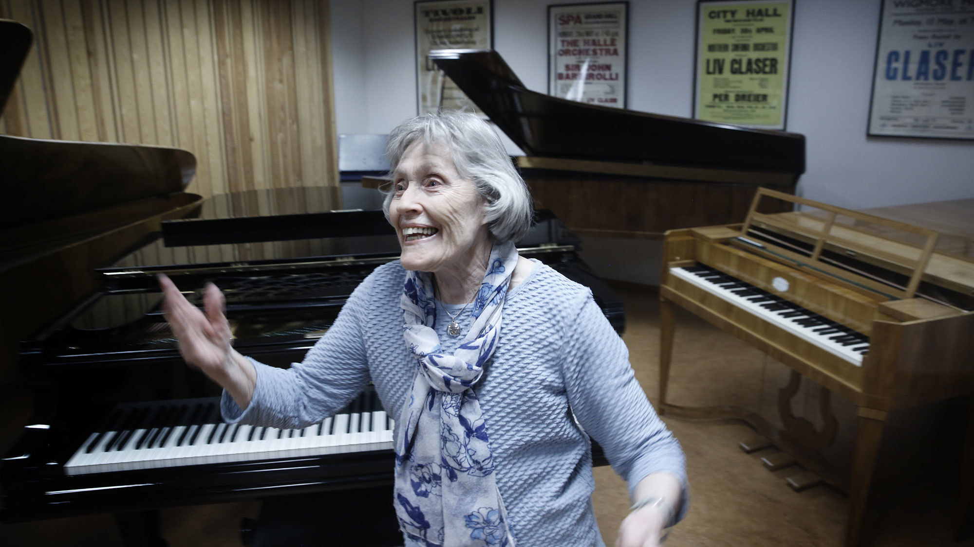 Liv Glaser gestikulerer mens hun snakker