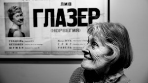Liv Glaser foran plakat med navnet hennes på russisk