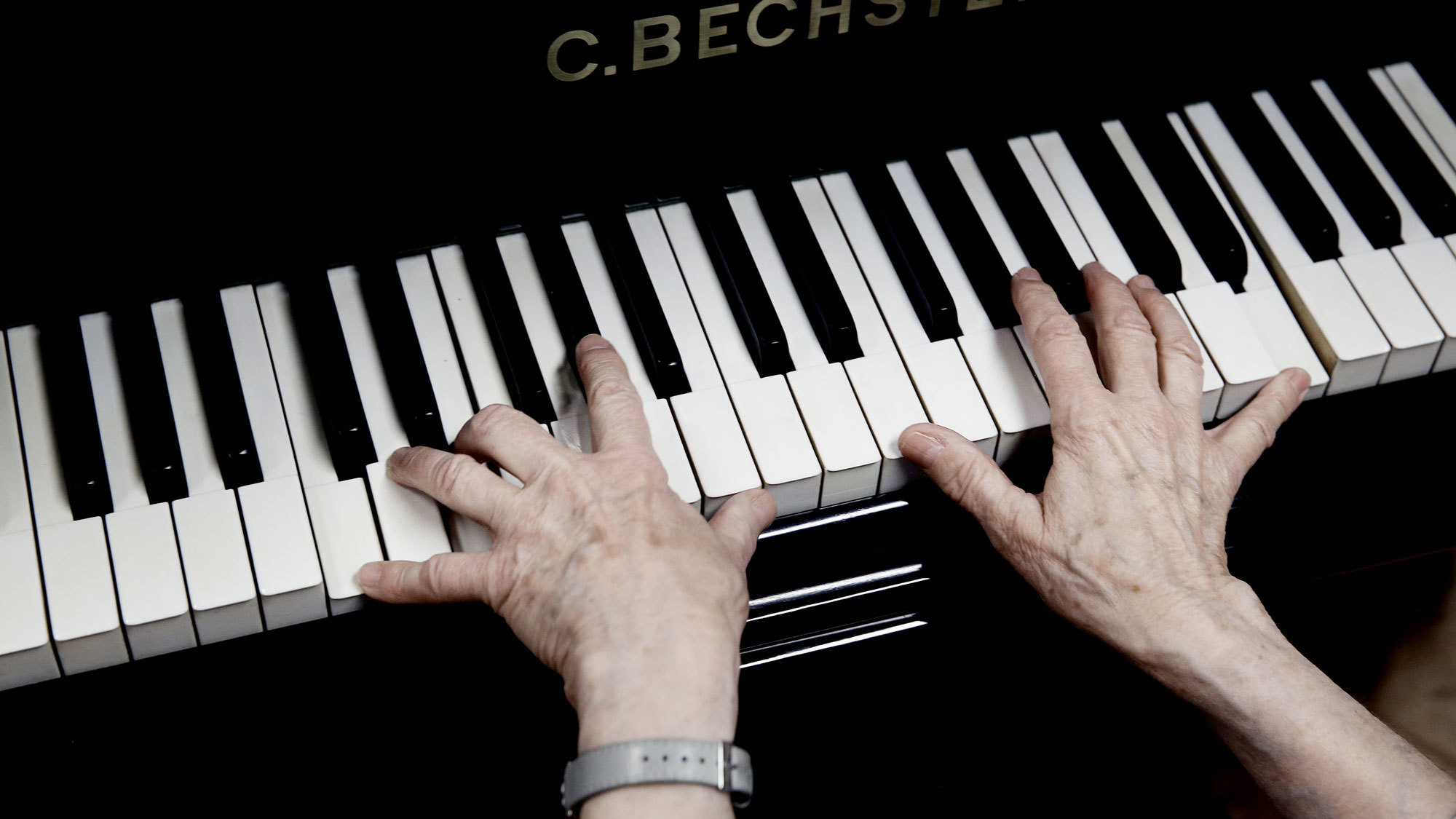 Liv Glasers hender på pianotangenter