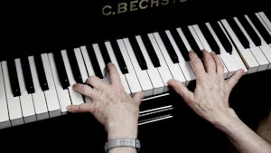 Liv Glasers hender på pianotangenter