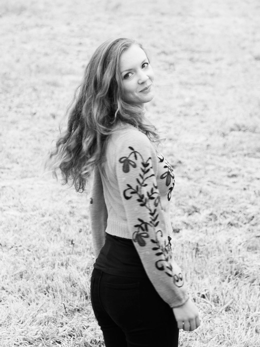 Svart-hvittbilde av Margit Myhr som snur seg mot kameraet