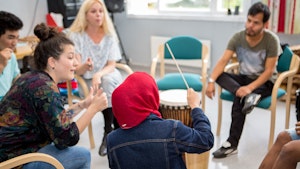 Sofie Mortvedt har musikkterapi på Hvalstad asylmottak