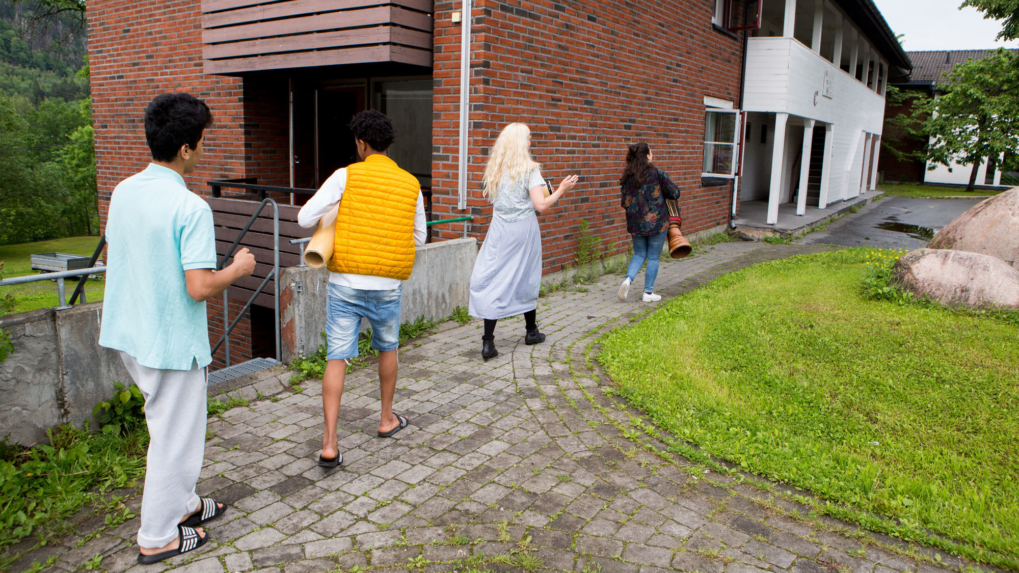 Sofie Mortvedt og Marianna Sangita rusler utenfor Hvalstad asylmottak sammen med beboere