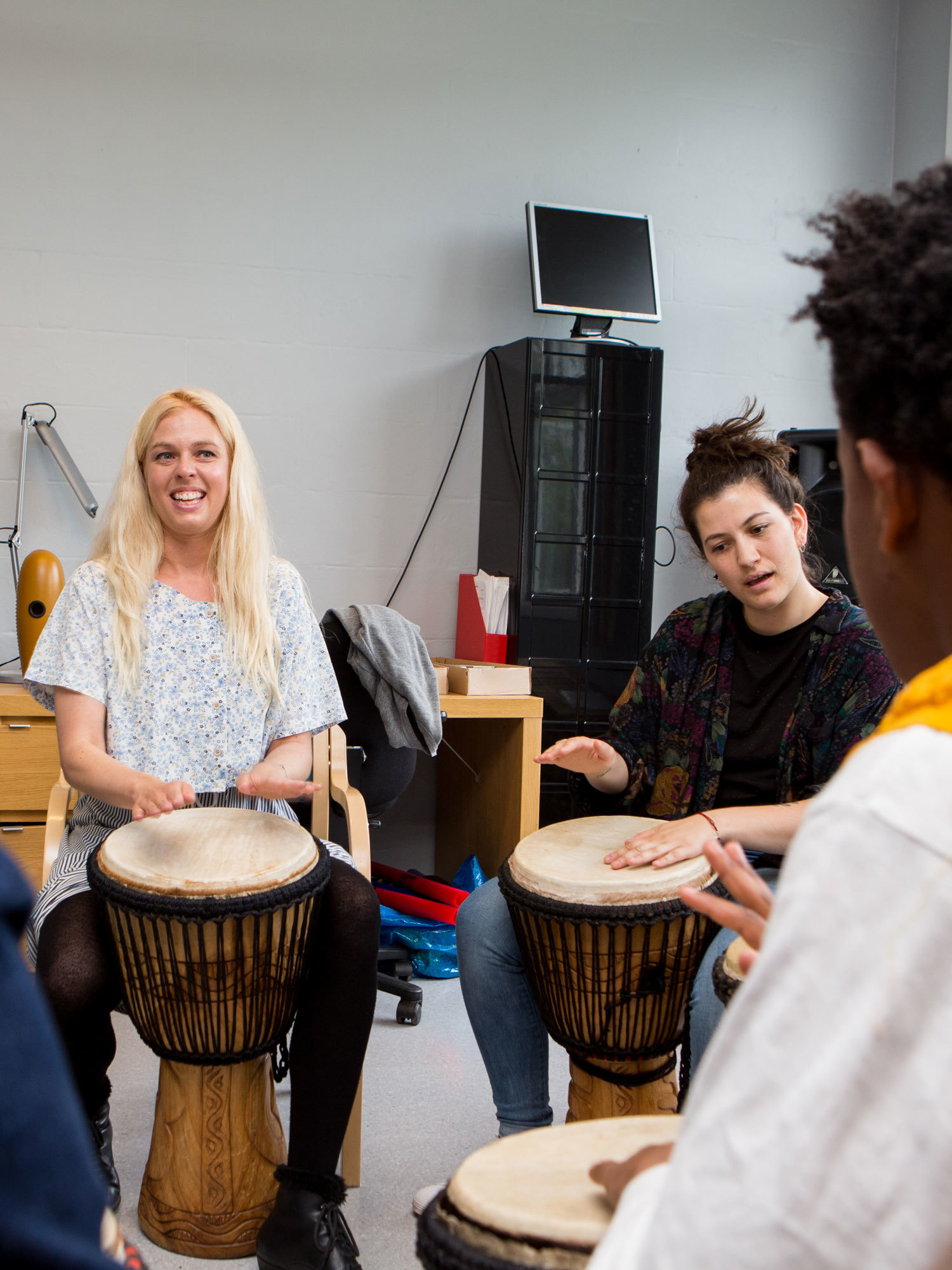 Sofie Mortvedt og musiker Marianna Sangita har musikkterapi med trommer på Hvalstad asylmottak