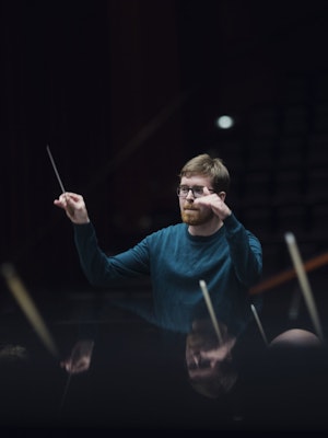 Nils Erik Måseidvåg dirigerer orkester