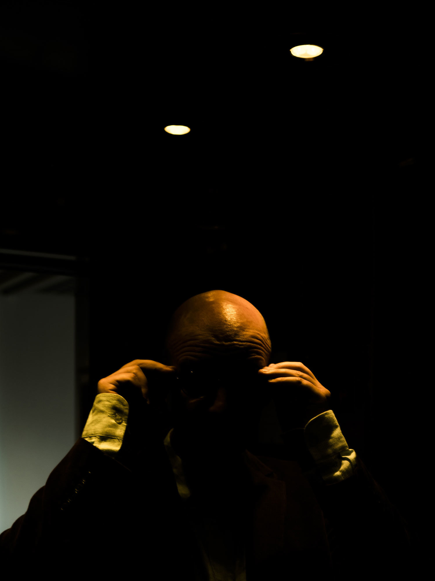 Peter van Tour retter på brillene i mørket