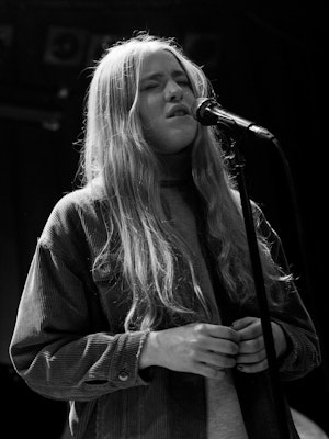 Sofie Tollefsbøl synger på scenen