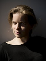Portrett av Tabita Berglund med skygge over ansiktet