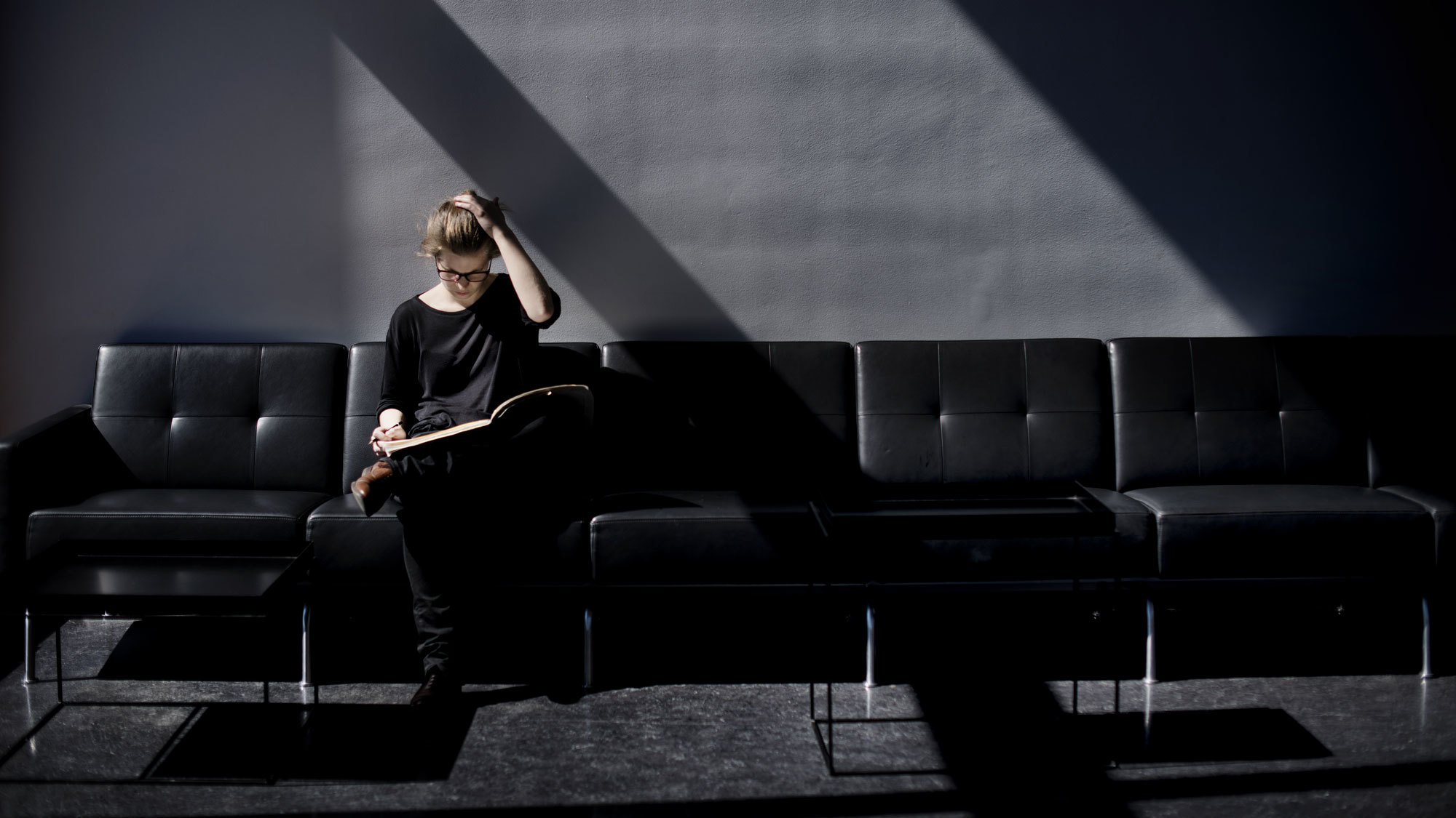 Tabita Berglund sitter i sofa og studerer partiturer