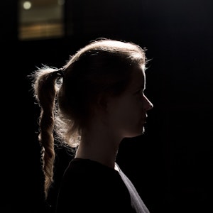 Tabita Berglund i profil i mørket