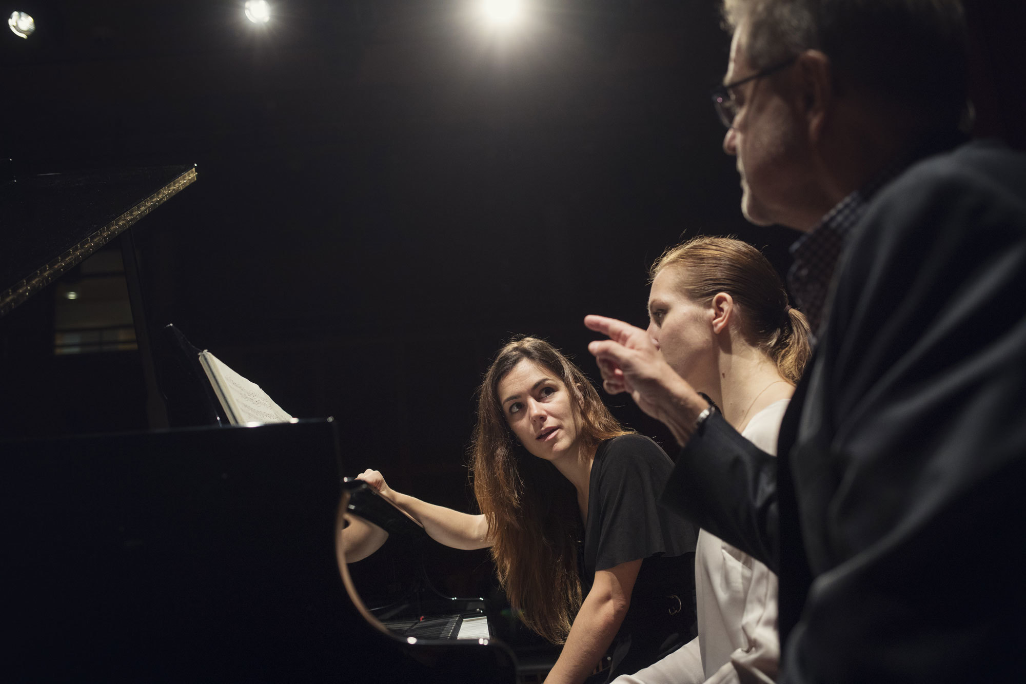 Matti Hirvonen underviser Carla Fernàndez Boix og Jana Aņisimova