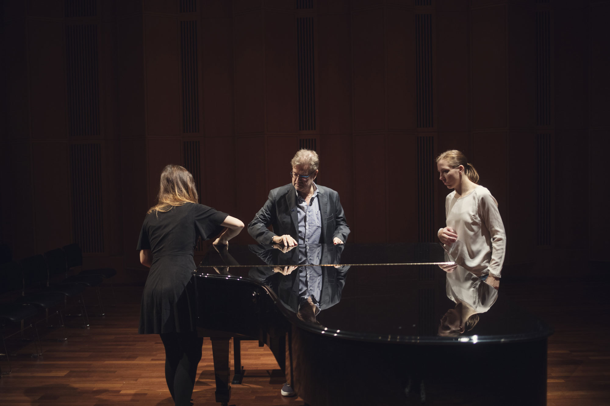 Matti Hirvonen underviser Carla Fernàndez Boix og Jana Aņisimova