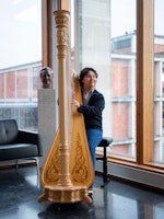 Emmanuel Padilla Holguín spiller harpe i Prismerommet