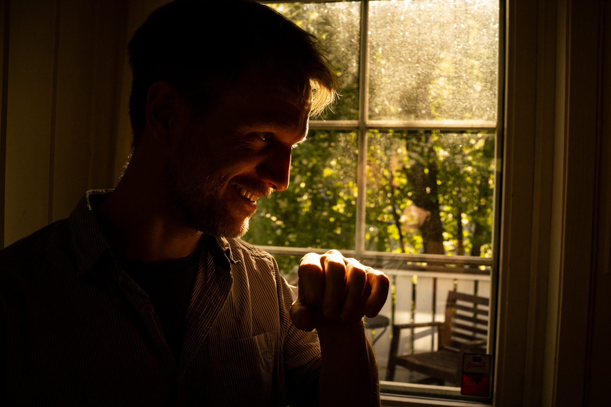 Kristian Lindberg ved vinduet