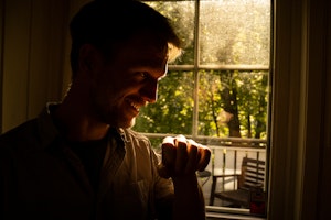 Kristian Lindberg ved vinduet