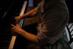 Kristian Lindberg ved klaveret