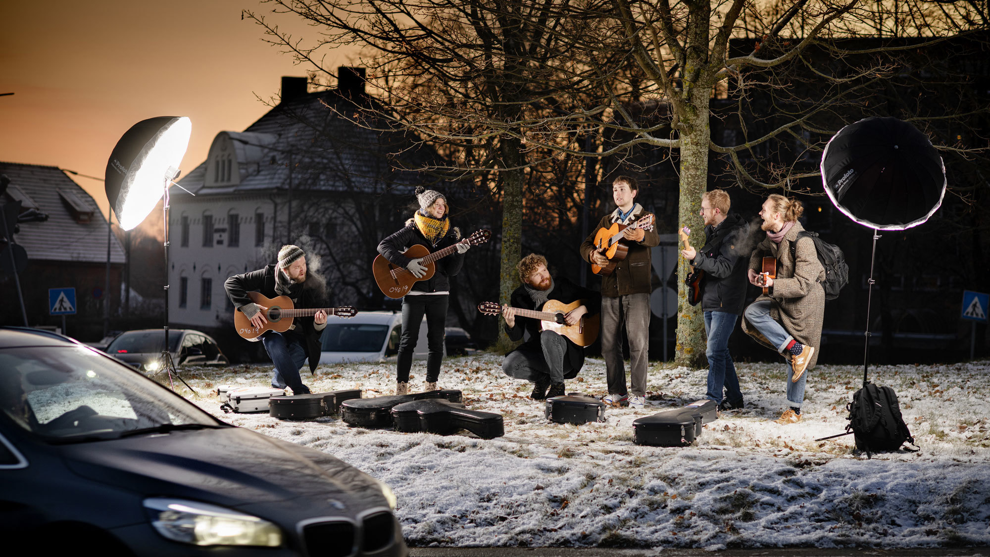 NMH-gitarister poserer med gitarer midt i en rundkjøring