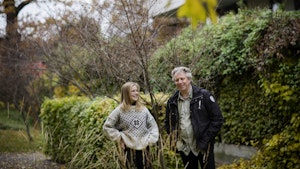 Andrine Erdal og Torodd Wigum står i hage