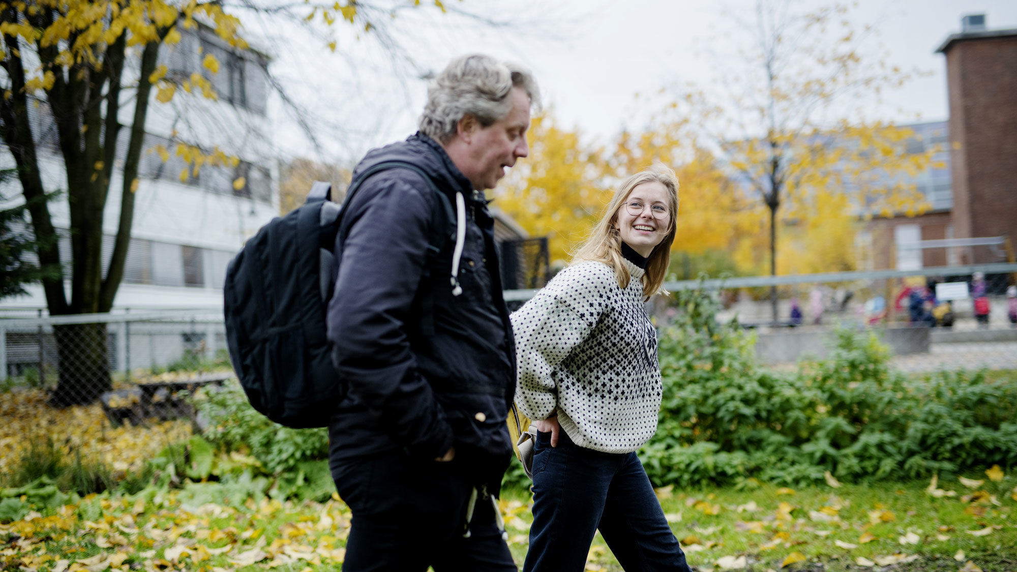 Andrine Erdal og Torodd Wigum går og prater i en park