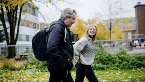 Andrine Erdal og Torodd Wigum går og prater i en park