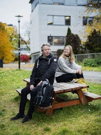 Andrine Erdal og Torodd Wigum sitter på en benk og prater