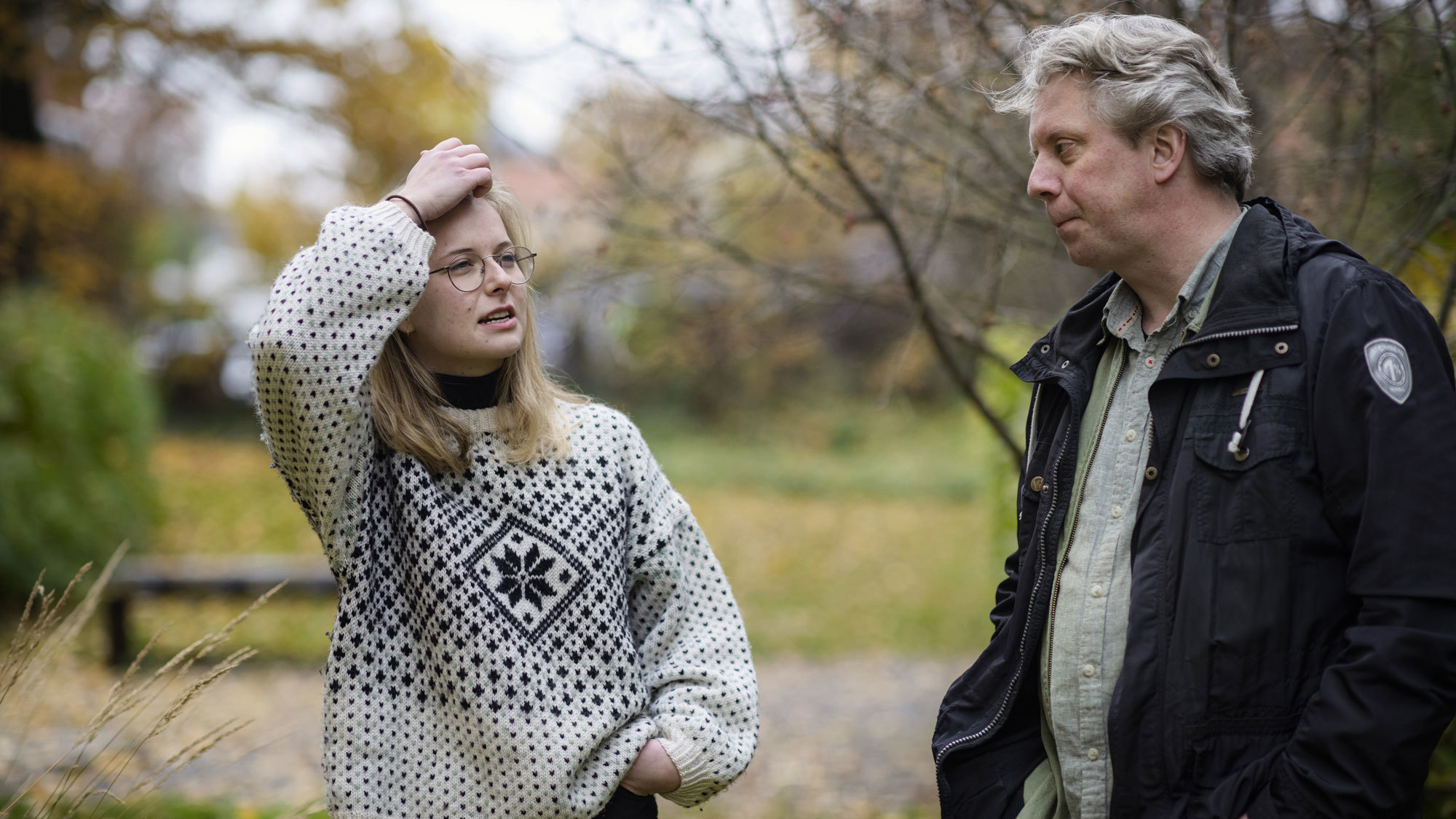 Andrine Erdal og Torodd Wigum står i hage og prater