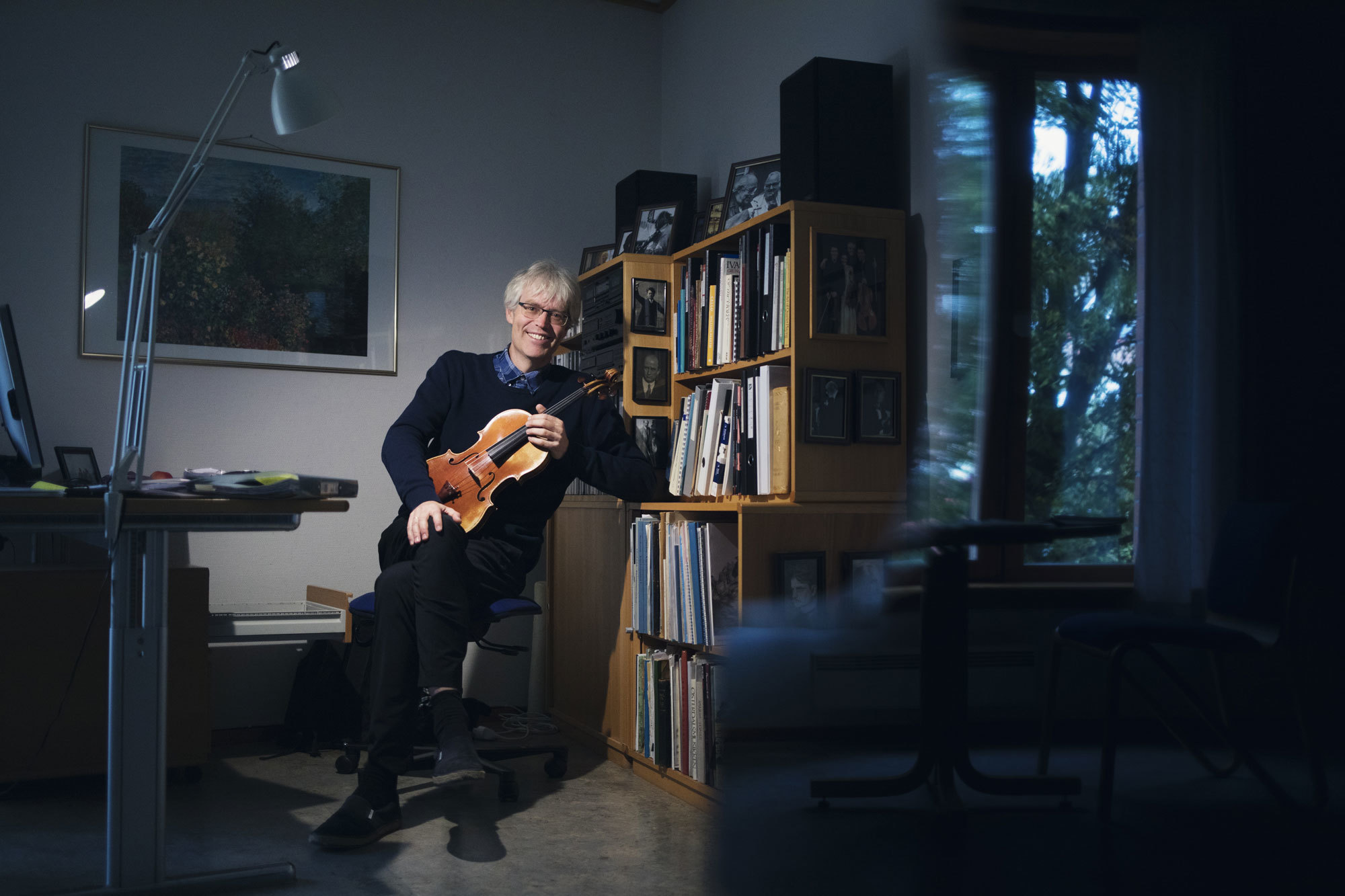 Are Sandbakken på kontoret sitt på Norges musikkhøgskole