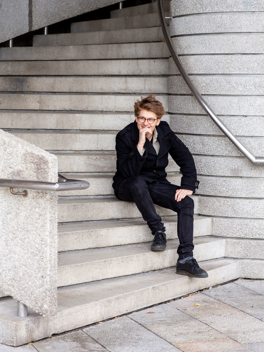 Jonas Skaarud sitter i trapper