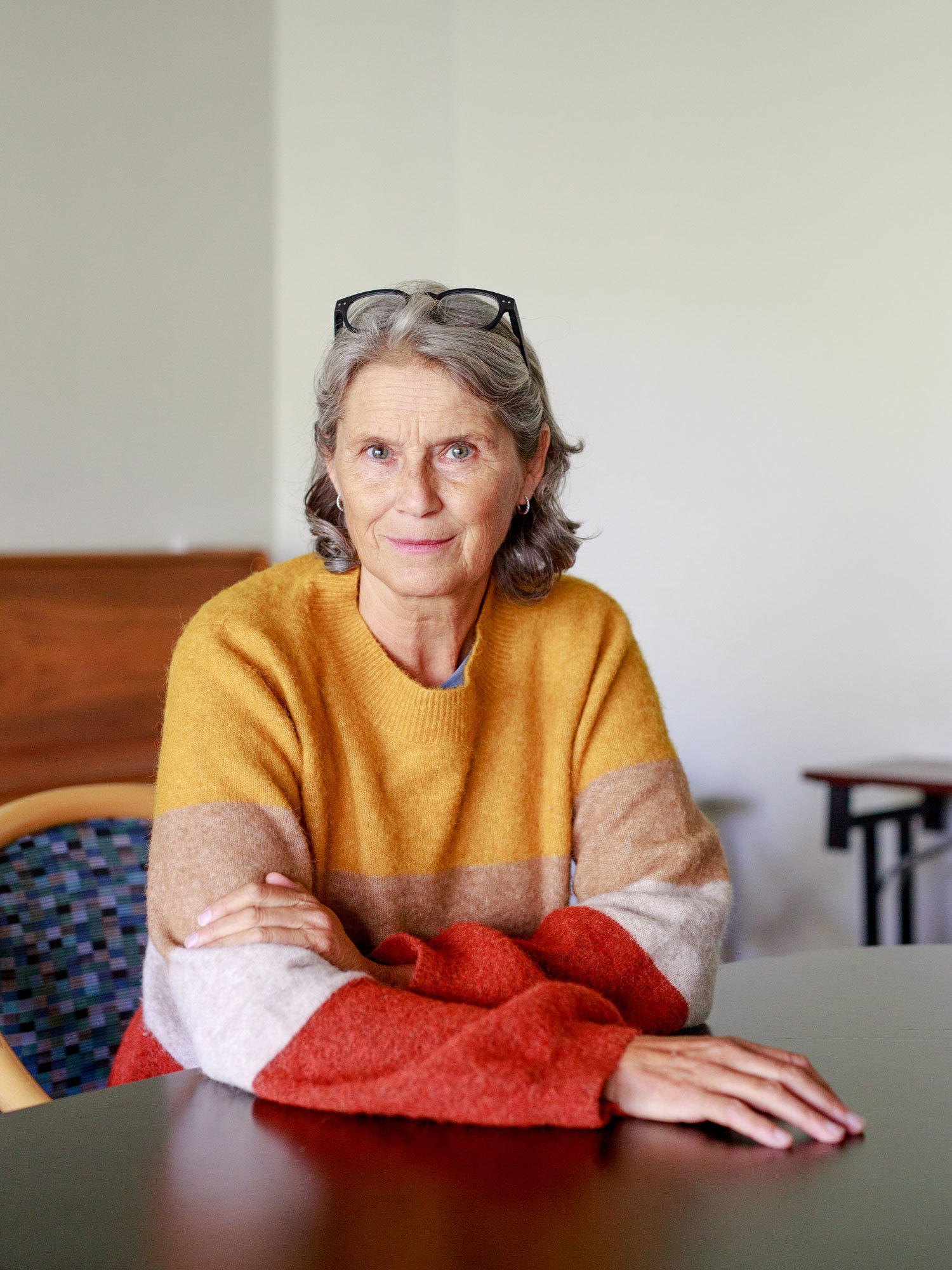 Grete Pedersen sitter ved et bord