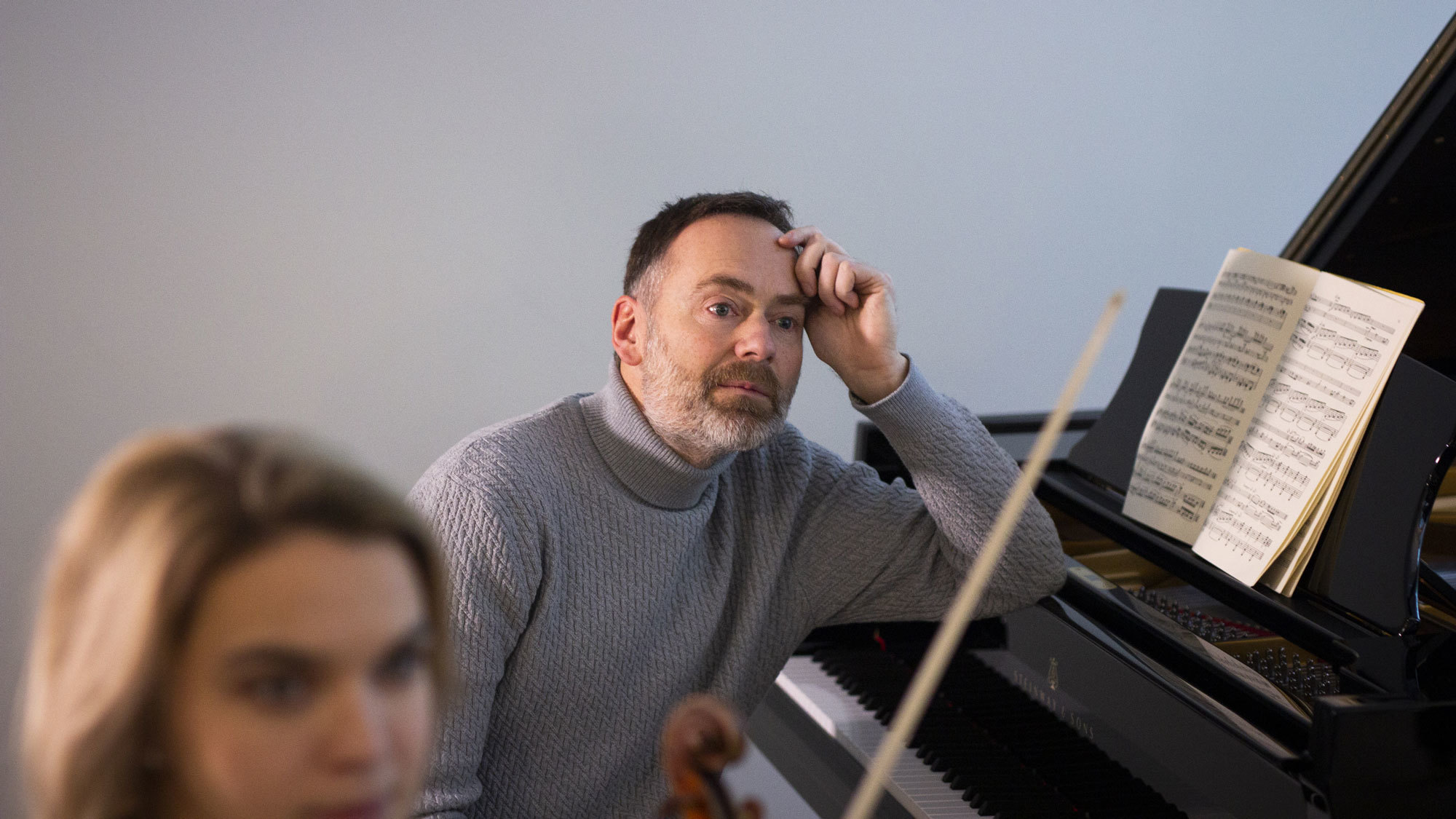 Gunnar Flagstad sitter ved pianoet i Steinway Piano Gallery, sammen med Madelene Berg
