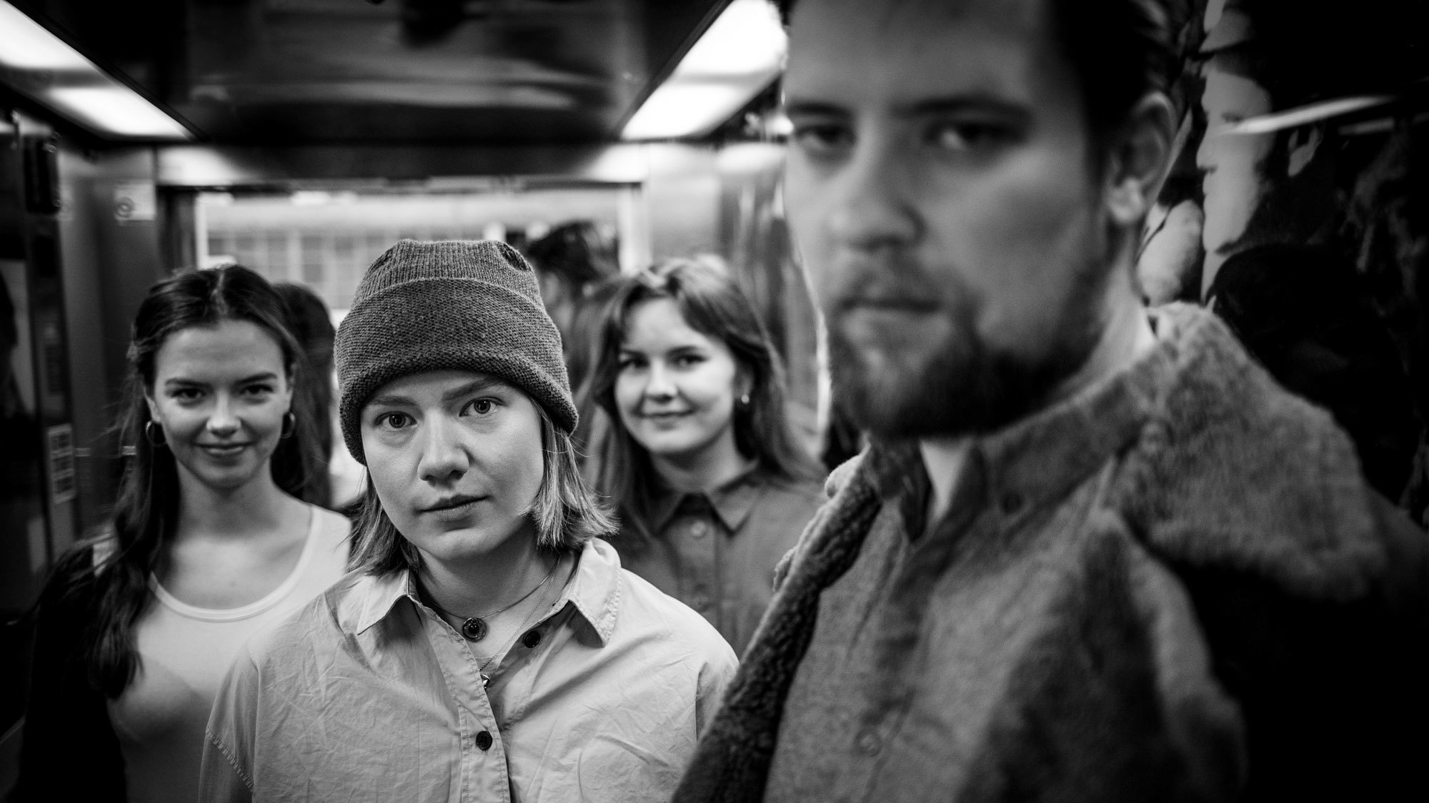 Hedda Hammer Myhre, Maia Viken, Maren Ohm Ballestad og Kenneth Lien står i korridor