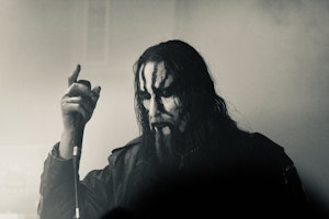Black metall-musiker peker opp i luften