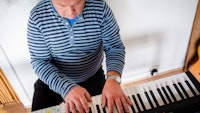 Homeside-deltaker Harald spiller piano